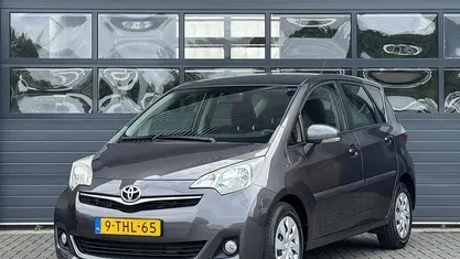Grijs Gebruikt 2014 Toyota Verso-S MPV | € 13.999 (Eerlijke prijs)