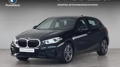 Zwart Gebruikt 2023 BMW 118 Sport Line Hatchback | € 26.950 (Goede deal)