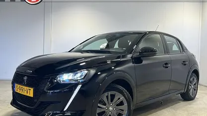 Occasion Peugeot e-208 Active 100 kW (136 PK) 2023 Zwart (metallic) Hatchback