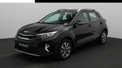 Zwart, metallic lak Gebruikt 2024 Kia Stonic SUV | € 25.400 (Eerlijke prijs)