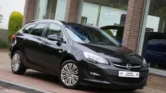 Zwart, metallic lak Gebruikt 2014 Opel Astra Design Edition Stationwagen | € 7.950 (Eerlijke prijs)