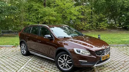 Bruin, metallic lak Gebruikt 2017 Volvo V60 CC Stationwagen | € 24.445 (Goede deal)