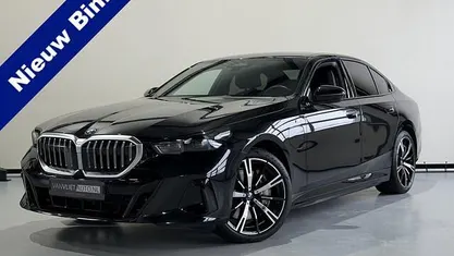 Zwart Occasion 2024 BMW 550e M Sport Sedan | € 69.950 (Goede deal)
