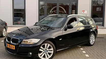 Zwart Occasion 2012 BMW 318 Luxury Line Stationwagen | € 6.499 (Eerlijke prijs)