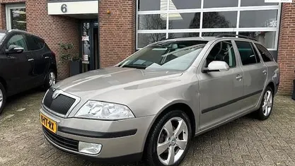 Beige Occasion 2007 Skoda Octavia Elegance Stationwagen | € 2.500 (Eerlijke prijs)
