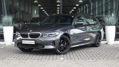 Mineralgrau (grijs metallic) Gebruikt 2021 BMW 320e Executive Stationwagen | € 29.850 (Eerlijke prijs)