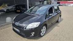 Zwart (metallic) Gebruikt 2011 Toyota Auris Hybrid Hatchback | € 7.350 (Eerlijke prijs)