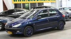 Blauw, metallic lak Gebruikt 2002 Peugeot 206 Hatchback | € 1.444 (Eerlijke prijs)