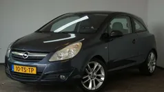 Grijs, metallic lak Gebruikt 2007 Opel Corsa Cosmo Hatchback | € 1.450 (Eerlijke prijs)