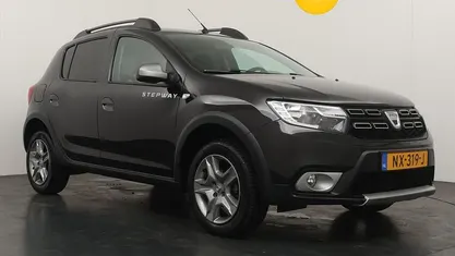 Zwart (metallic) Occasion 2017 Dacia Sandero Lauréate Hatchback | € 7.899 (Eerlijke prijs)