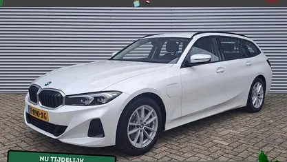 Wit (metallic) Gebruikt 2023 BMW 320e Stationwagen | € 31.495 (Super prijs)