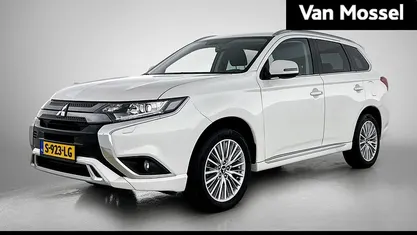 Wit Occasion 2023 Mitsubishi Outlander P-HEV Intense SUV | € 23.940 (Super prijs)