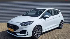 Wit, metallic lak Gebruikt 2023 Ford Fiesta ST-Line Hatchback | € 19.995 (Eerlijke prijs)