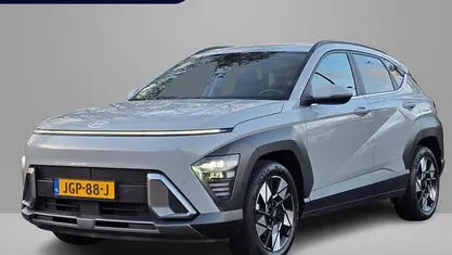 Cyber gray metallic (c5g) Occasion 2024 Hyundai Kona Comfort SUV | € 29.440 (Eerlijke prijs)