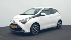 Wit Gebruikt 2020 Toyota Aygo X-play Hatchback | € 11.680 (Eerlijke prijs)