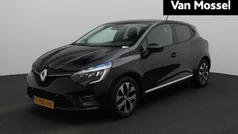 Zwart Gebruikt 2023 Renault Clio V Evolution Hatchback | € 17.935 (Eerlijke prijs)