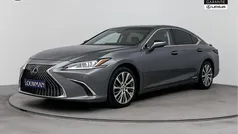 Sonic grey (grijs metallic) Gebruikt 2021 Lexus ES300H Business Edition Sedan | € 37.450 (Eerlijke prijs)