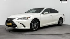 Sonic white (wit metallic) Gebruikt 2024 Lexus ES300H Business Edition Sedan | € 49.995 (Eerlijke prijs)