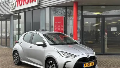 Grijs Occasion 2022 Toyota Yaris Hybrid Active Hatchback | € 20.995 (Eerlijke prijs)