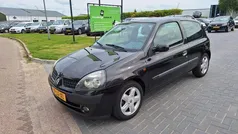 Zwart Gebruikt 2003 Renault Clio II Hatchback | € 999 (Goede deal)