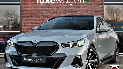 Grijs Occasion 2024 BMW 530e M Sport Sedan | € 57.900 (Eerlijke prijs)