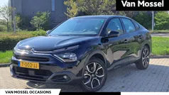 Zwart, metallic lak Gebruikt 2023 Citroën e-C4 Feel Sedan | € 19.940 (Goede deal)