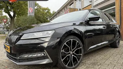 Zwart Gebruikt 2020 Skoda Superb Stationwagen | € 22.900 (Goede deal)