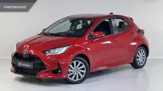 Rood Gebruikt 2023 Toyota Yaris Hybrid Plus Hatchback | € 23.499 (Eerlijke prijs)