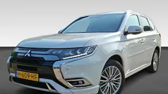 Wit, metallic lak Gebruikt 2020 Mitsubishi Outlander Intense+ SUV | € 23.930 (Eerlijke prijs)