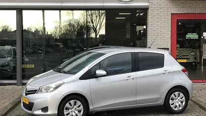 Occasion Toyota Yaris 99 PK (72 kW) 2012 Grijs Hatchback