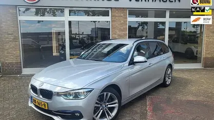 Grijs Occasion 2017 BMW 320 Executive Stationwagen | € 21.250 (Goede deal)
