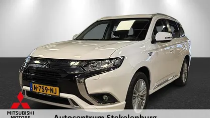 Wit Occasion 2022 Mitsubishi Outlander P-HEV SUV | € 21.340 (Super prijs)