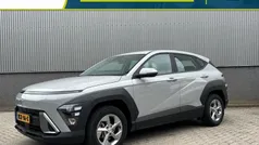 Grijs Gebruikt 2024 Hyundai Kona Comfort SUV | € 31.235 (Eerlijke prijs)