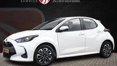 Wit Gebruikt 2022 Toyota Yaris Hybrid Comfort Hatchback | € 18.985 (Eerlijke prijs)