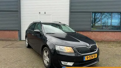 Zwart Occasion 2014 Skoda Octavia Business Line Stationwagen | € 6.245 (Eerlijke prijs)