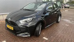 Zwart Gebruikt 2022 Toyota Yaris Hybrid Active Hatchback | € 20.000 (Eerlijke prijs)