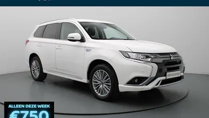 Wit Gebruikt 2021 Mitsubishi Outlander P-HEV Intense SUV | € 25.490 (Eerlijke prijs)