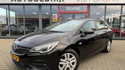 Zwart Gebruikt 2021 Opel Astra Edition Stationwagen | € 10.945 (Eerlijke prijs)