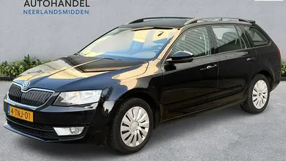 Zwart (metallic) Gebruikt 2014 Skoda Octavia Stationwagen | € 5.750 (Goede deal)