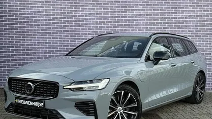 Grijs Occasion 2025 Volvo V60 Plus Stationwagen | € 43.899 (Eerlijke prijs)