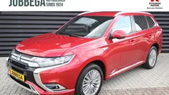 Orient red (rood metallic) Gebruikt 2018 Mitsubishi Outlander P-HEV Instyle SUV | € 22.895 (Eerlijke prijs)