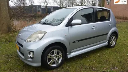 Occasion Daihatsu Sirion 87 PK (63 kW) 2006 Grijs (metallic) Hatchback