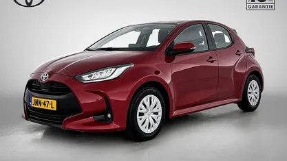Rood Occasion 2025 Toyota Yaris Hybrid Active Hatchback | € 21.990 (Goede deal)