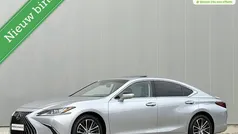 Zilver Gebruikt 2023 Lexus ES300H Sedan | € 36.995 (Goede deal)