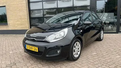 Zwart Gebruikt 2015 Kia Rio Hatchback | € 3.950 (Eerlijke prijs)
