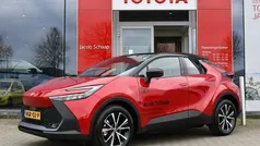 Rood, metallic lak Gebruikt 2025 Toyota C-HR Edition SUV | € 44.999 (Eerlijke prijs)