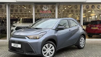 Grijs Nieuw 2025 Toyota Aygo X Play SUV | € 24.300 (Eerlijke prijs)