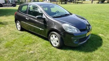 Zwart Gebruikt 2007 Renault Clio II Business Hatchback | € 1.750 (Eerlijke prijs)