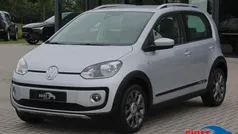 Grijs, metallic lak Gebruikt 2014 VW cross up! Hatchback | € 7.950 (Eerlijke prijs)