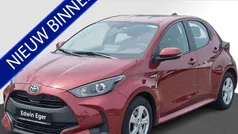Rood Gebruikt 2021 Toyota Yaris Hybrid Comfort Hatchback | € 17.450 (Eerlijke prijs)